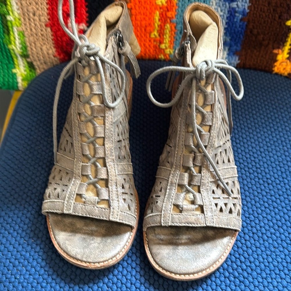 Sofft, women’s lace up , metallic, leather sandals. Excellent used condition.